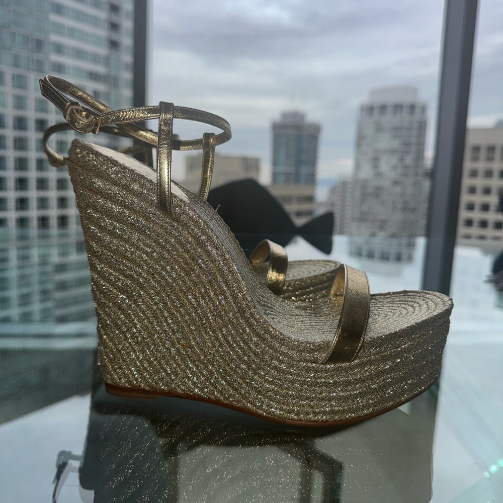 (NEVER WORN) Gold Gucci Leather Wedge